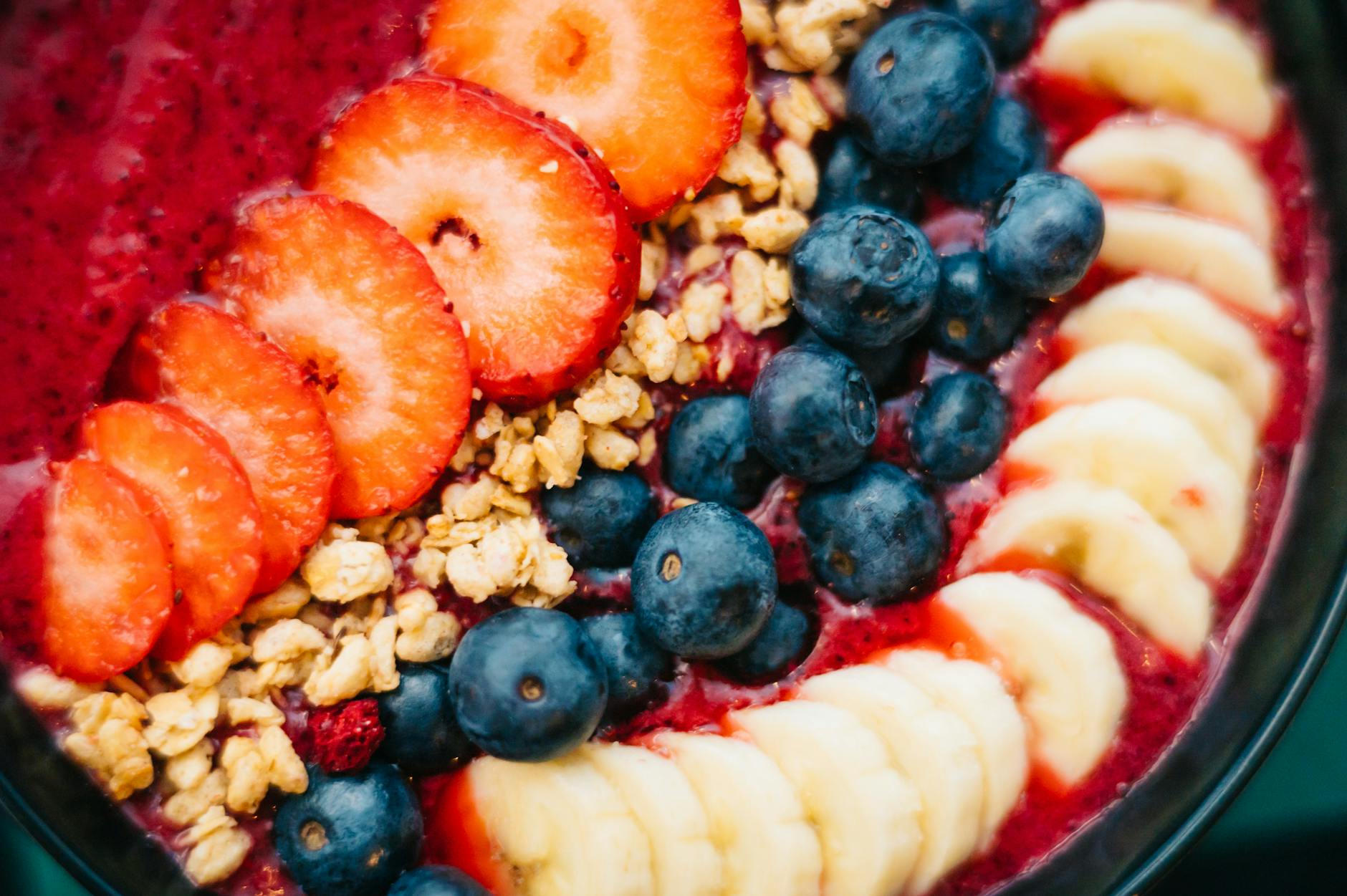 Vibrant smoothie bowl topped with fresh fruits and granola, perfect for a healthy start. - weight loss breakfast ideas