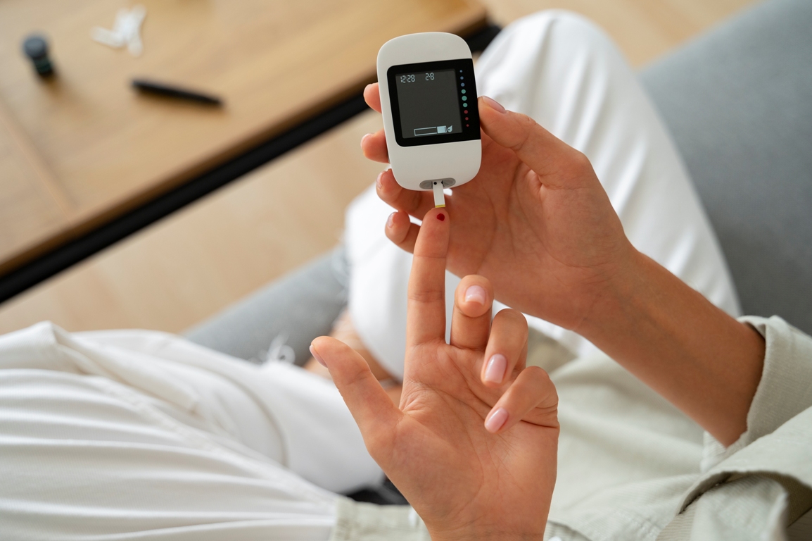 Blood sugar monitor for tracking levels after gestational diabetes